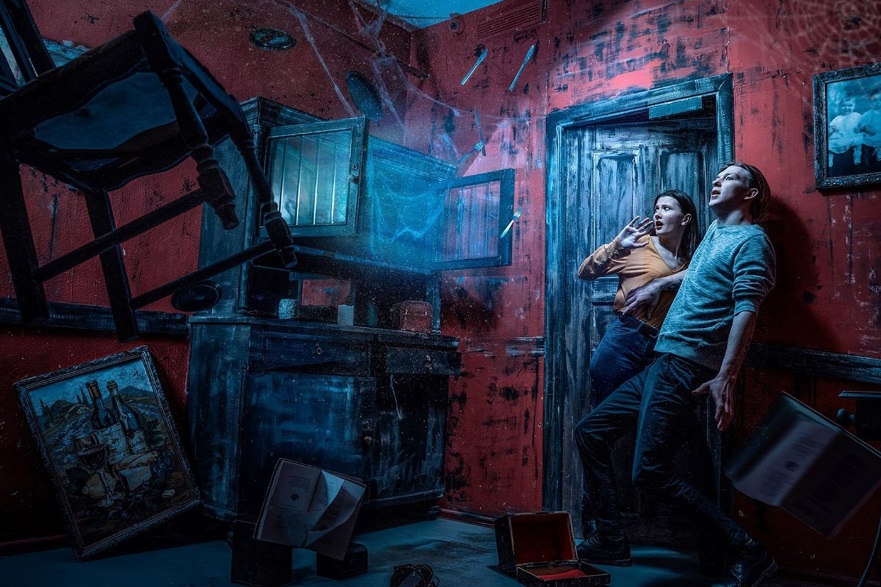 Joueurs participant à un escape game à Lyon