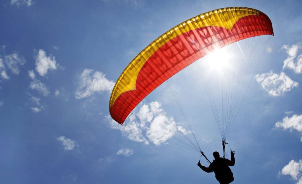 Parapentiste volant au-dessus de Lyon, France
