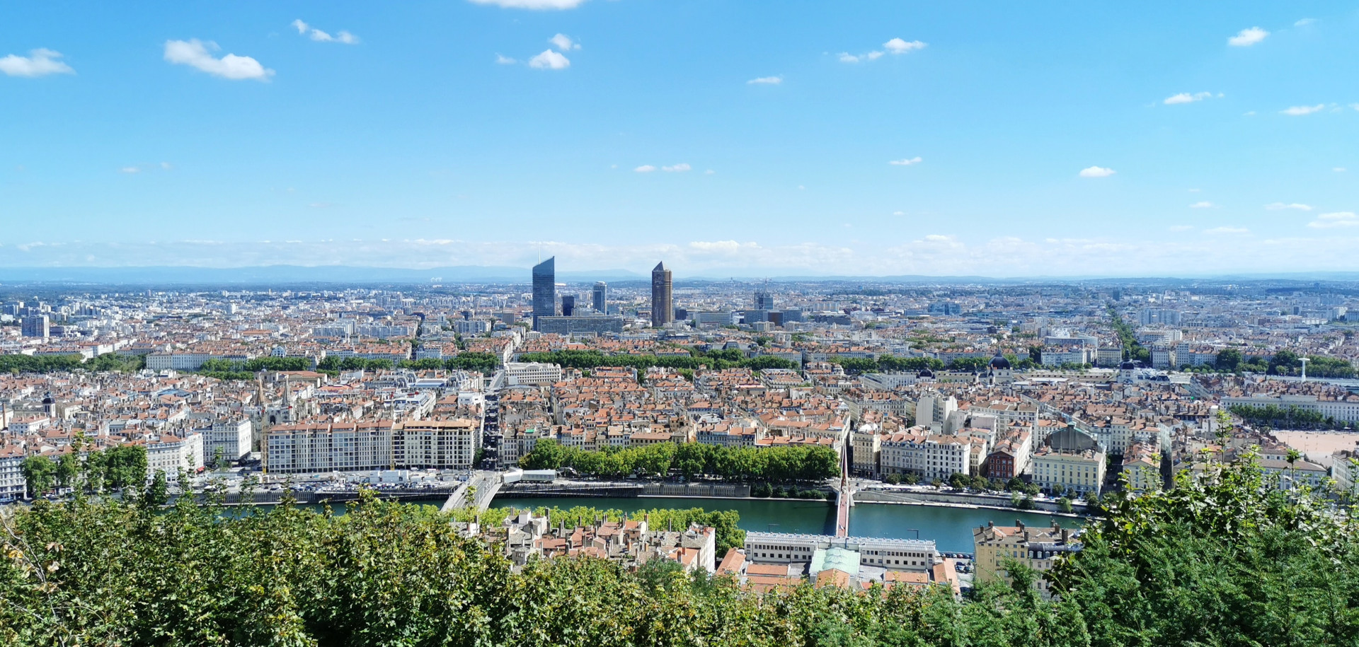 Paysage montagneux ensoleillé à Lyon, France
