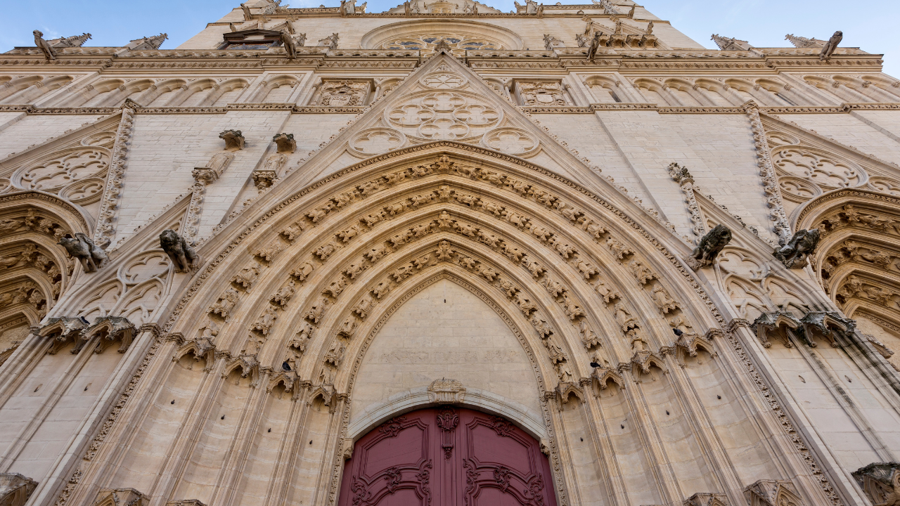 Cathédrale Saint-Jean à Lyon, têtes décapitées
